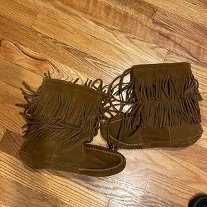 Minnetonka fringe suede  moccasin boots. Sz 8.5